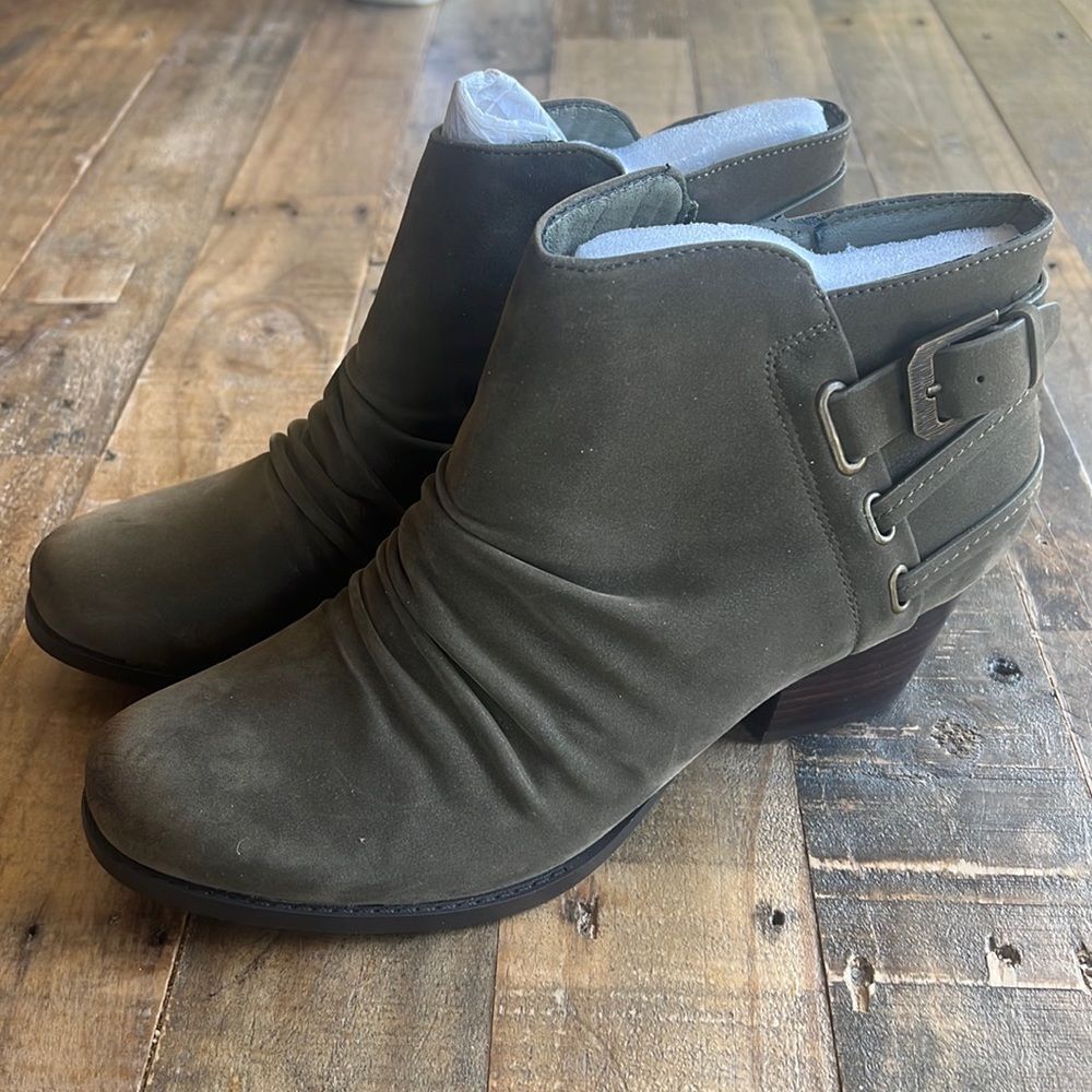 BareTraps
Womens Reid Ankle Round Toe Booties Green 9.5 Medium